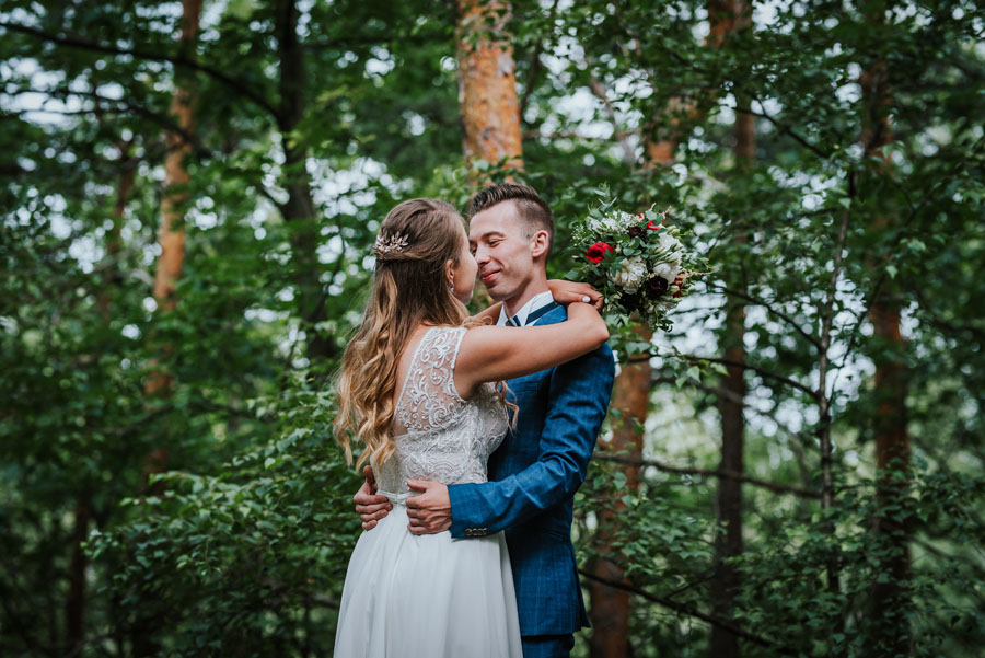 Fotograficzna sesja ślubna w lesie
