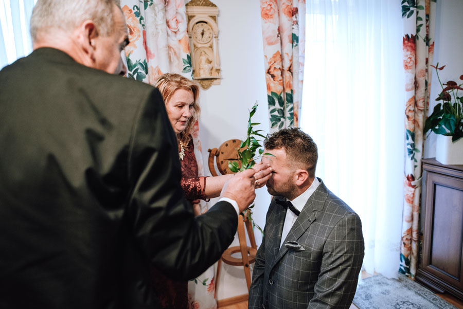 Fotograf ślubny z Nowego Sącza zrobił zdjęcia na przygotowaniach do ślubu Pana Młodego.