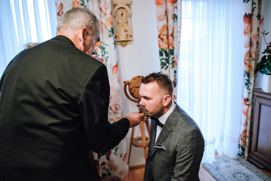 Fotograf ślubny z Nowego Sącza zrobił zdjęcia na przygotowaniach do ślubu Pana Młodego.
