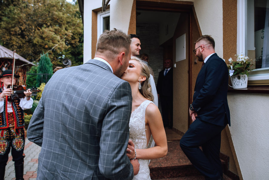 Fotograf ślubny z Nowego Sącza zrobił zdjęcia podczas powitania się ze sobą Pary Młodej.