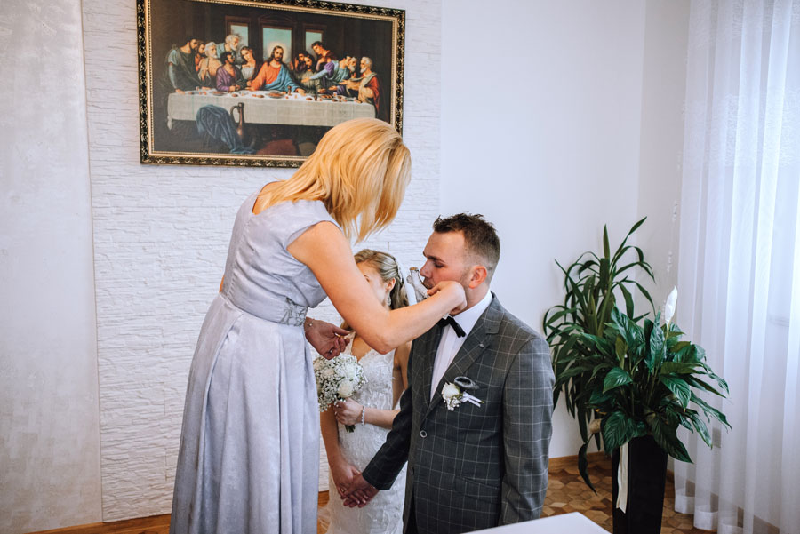 Fotograf ślubny z Nowego Sącza zrobił zdjęcia podczas powitania się ze sobą Pary Młodej.