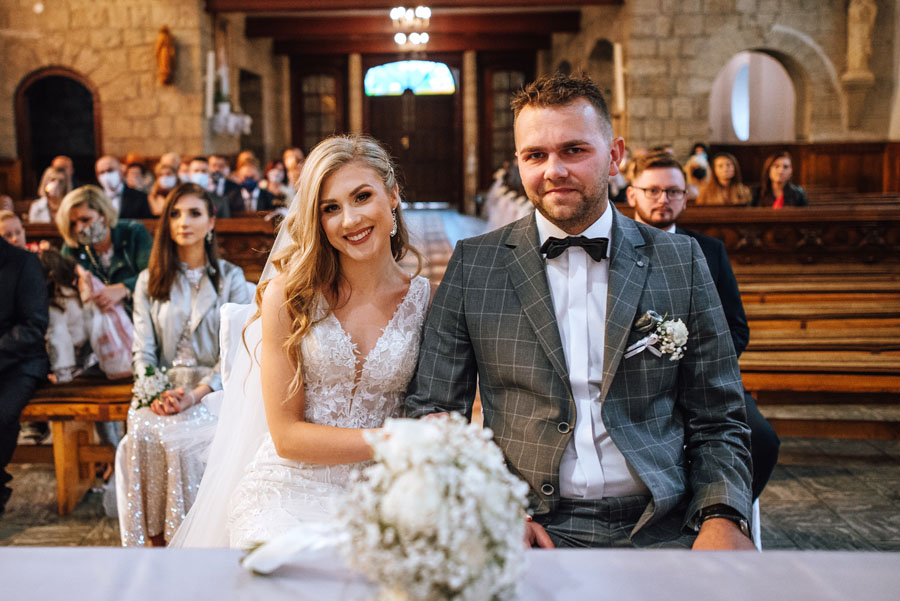 Fotograf ślubny z Nowego Sącza zrobił zdjęcia w kościele na ślubie w Małopolsce.