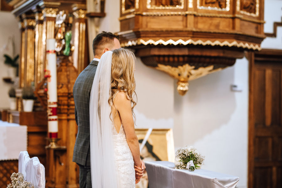 Fotograf ślubny z Nowego Sącza zrobił zdjęcia w kościele na ślubie w Małopolsce.